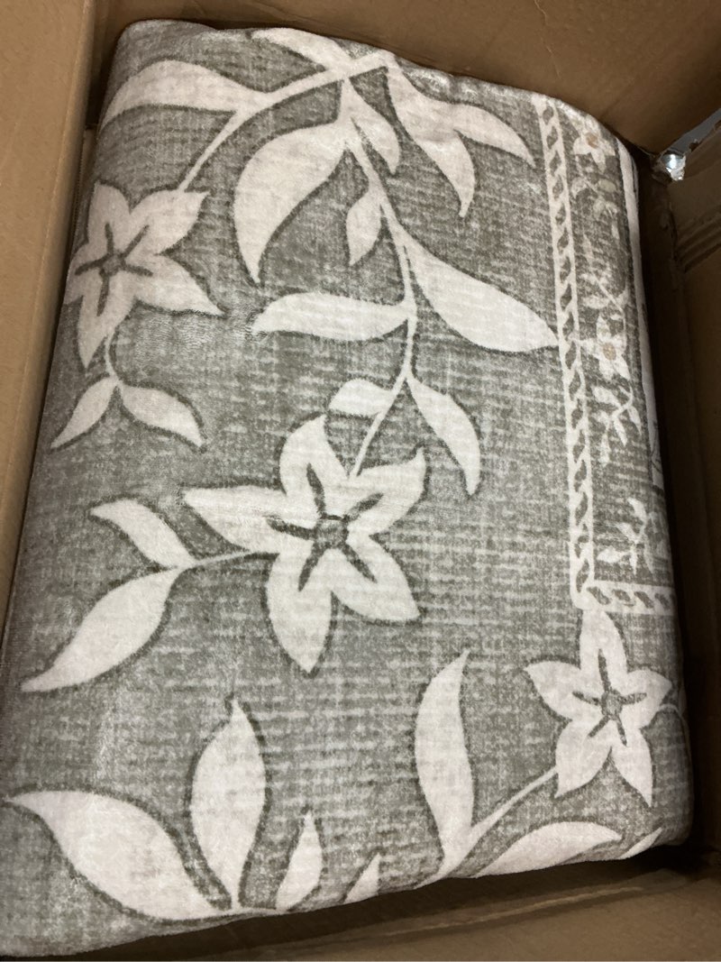 Condition photo showing Good Condition for garveehome provence 5x7 area rugs, botanical grove soft cottagecore non-slip washable rug for bedroom living room nursery kitchen low-pile retro carpet gray fog green provence fog 5' x 7' (rectangular)