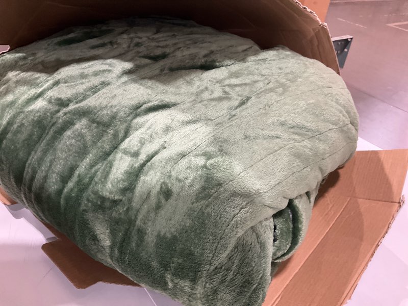 Condition photo showing As Is for FVERWAG Heating Blanket Queen Size Washable - 84 x 90 Inch Double Zone Electric Blanket with 10 Hours Auto Off, 5 Heat Settings, Soft Flannel Sherpa Heated Blanket for Bed, ETL Certified, Green 5- Green Queen - 84" x 90"