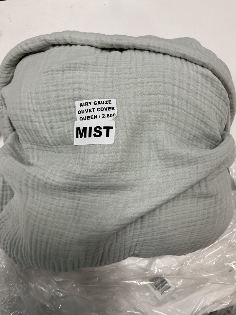 Condition photo showing New/Like New for duvet cover queen