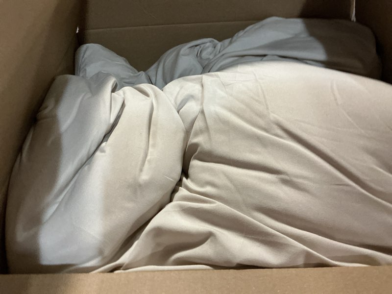 Condition photo showing Good Condition for muxhomo beige california king comforter set, all season ultra soft down alternative bedding - 3 piece lightweight bed set includes 1 comforter (104"x96") and 2 pillow shams (20"x36") 01 - beige cal king(104"x 96")