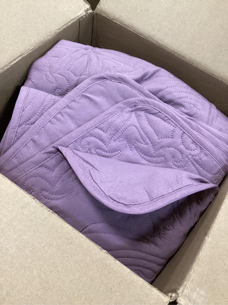 Condition photo showing As Is for Exclusivo Mezcla Quilt Set King Size, Lightweight Vintage Quilts with 2 Pillow Shams, Soft King Bedspreads Coverlets Bedding Set for All Seasons, (104"x96", Dusty Lavender)