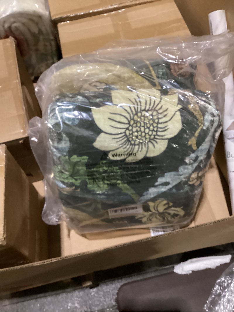 Condition photo showing Good Condition for Topllen washable dark green area rug 6ftx9ft