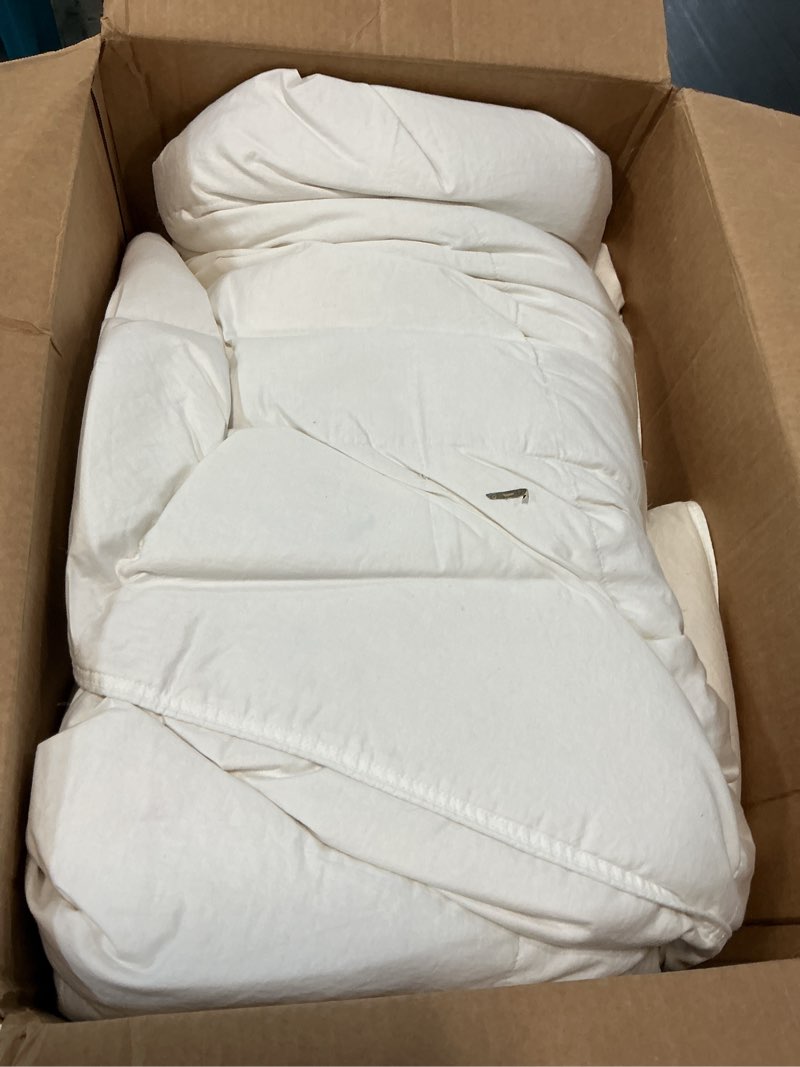 Condition photo showing Good Condition for premium down comforter, king/cal king, down