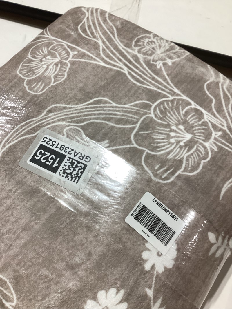 Condition photo showing New/Like New for GarveeHome Washable Rug 8x10 Living Room Rug Neutral Bordered Carpet for Dining Room Solid Non Slip Low Pile Pet Friendly Large Carpet for Farmhouse Apartment Bedroom Dorm Green Green Border 8' x 10' (Rectangular)