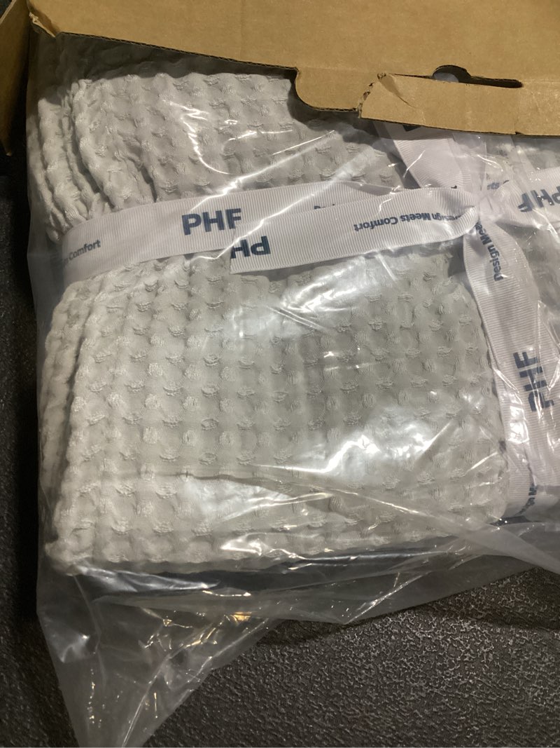 Condition photo showing Good Condition for phf ultra soft waffle weave blanket twin size 66"x 90"- washed lightweight breathablee cozy woven blanket - great for couch bed sofa home car - black black twin(66" x 90")