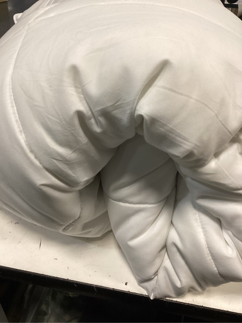 Condition photo showing Good Condition for cohome premium california king size comforter, all-season quilted down alternative duvet insert, luxury hotel gentlesoft comforter with anti-clump tech & 8 tabs - reversible - white 96x104 inches california king white