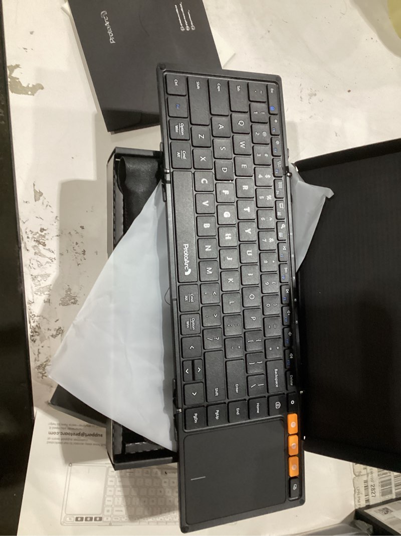 Foldable wireless keyboard with touchpad
