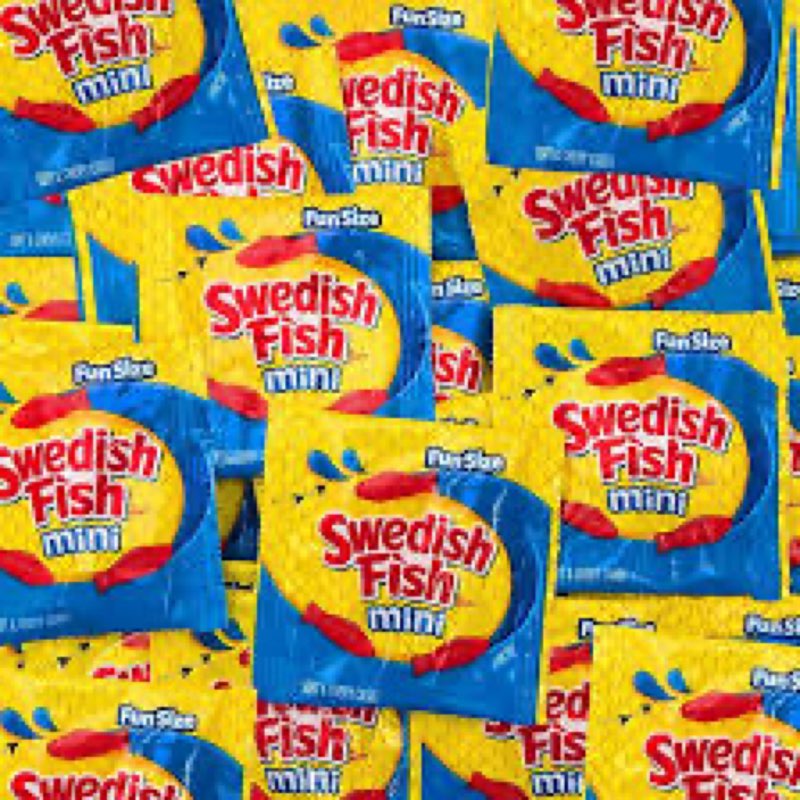 SWEDISH FISH Mini Soft & Chewy Candy, Bulk Candy, 140 Snack Packs ( Bb 12 jul 26