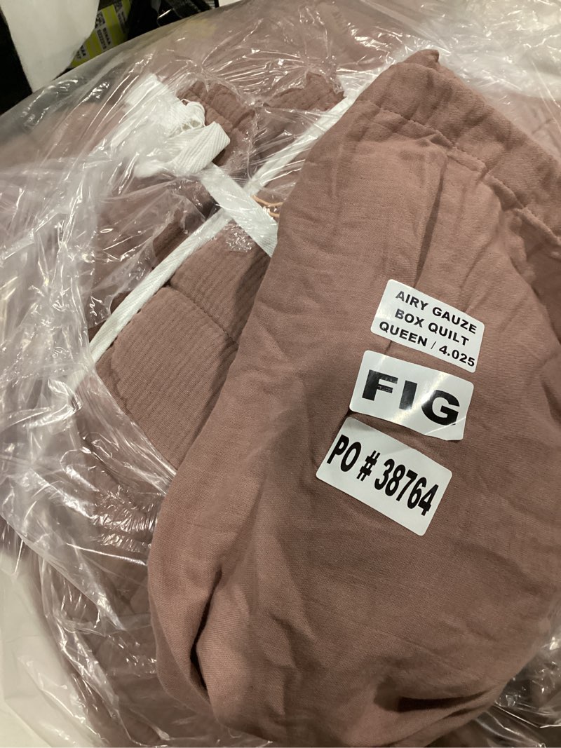Condition photo showing Good Condition for linen box quilt quince fig pink 