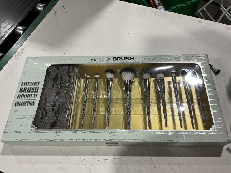 Condition photo showing New/Like New for luxury brush & pouch 10-piece collection