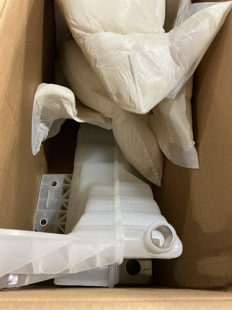 Condition photo showing Good Condition for getopauto dr104004 coolant tank reservoir compatible with 2013-2020 kenworth t680 t880 peterbilt 579 replace cp237001
