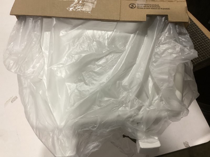 Condition photo showing Good Condition for Bemis 7300SLEC Slow Close Toilet Seat, Easy Clean Hinges and Durable Plastic Seat, Made in USA, Elongated, White