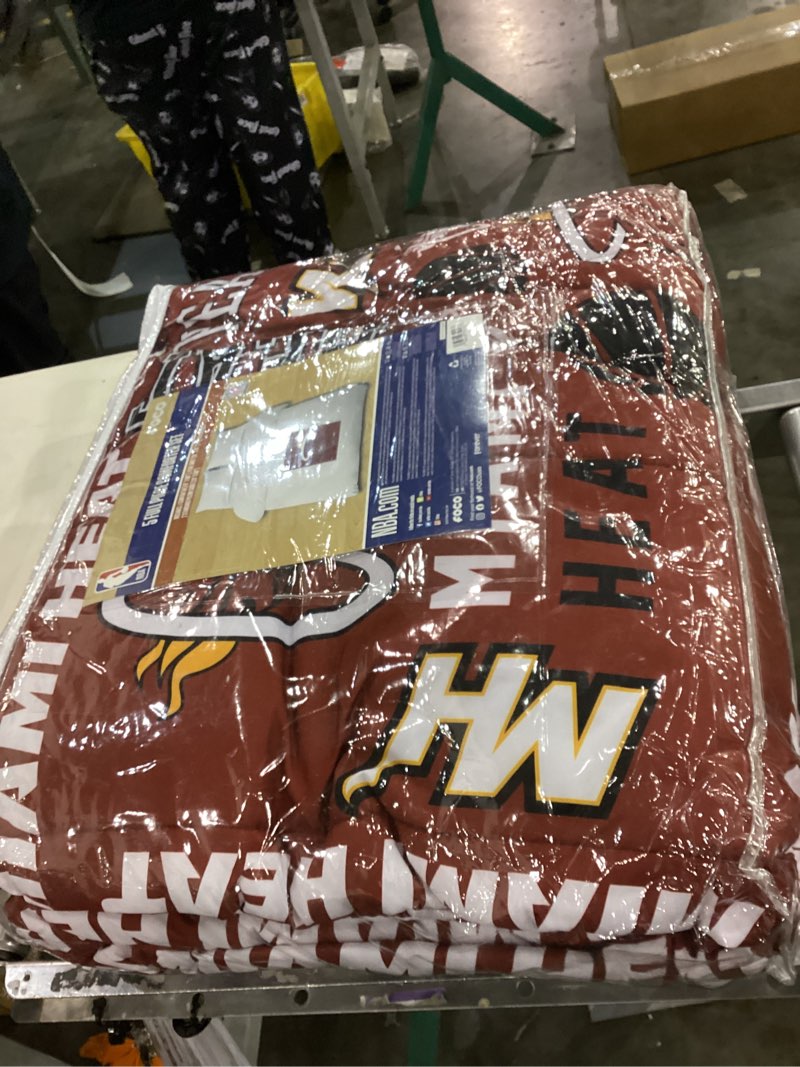Condition photo showing New/Like New for FOCO Unisex-Adult NBA Team Logo Bed in a Bag Comforter, Sheets, Pillow Cases Bedding 5-Piece Set Miami Heat Full