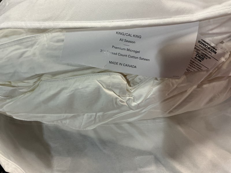 Condition photo showing Good Condition for premium down alternative duvet insert, king/cal king, white