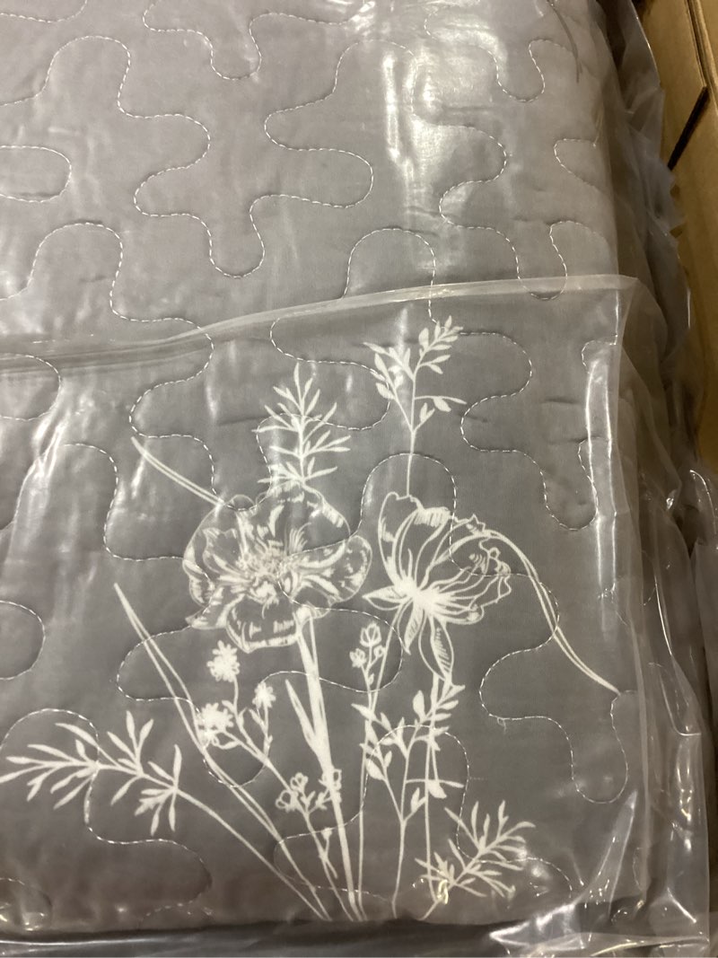 Condition photo showing New/Like New for Invoibler Floral Quilt Queen Size Grey Botanical Quilts Bedding Set 3 Piece Reversible Bedspread Cov