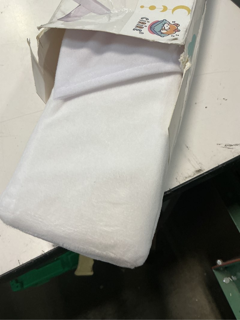 Condition photo showing As Is for side sleeper weddge adjustable soft and breathable cushion white