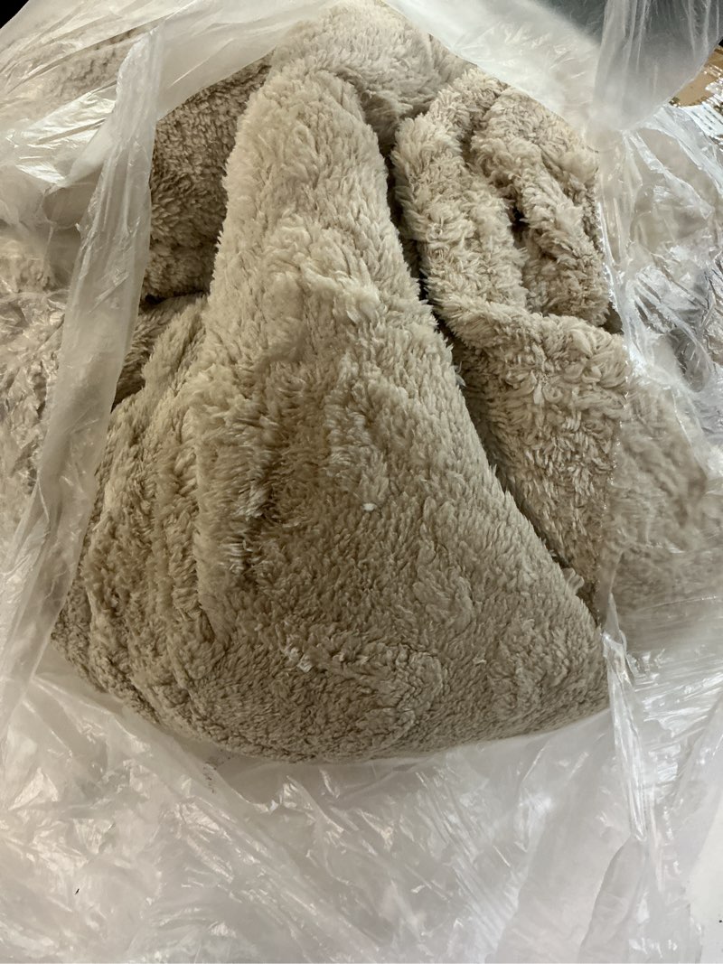 Condition photo showing Good Condition for aganear king size blanket - portable, breathable & skin-friendly for couch, sofa, bed, office (108"x90", khaki) khaki king(108×90in)
