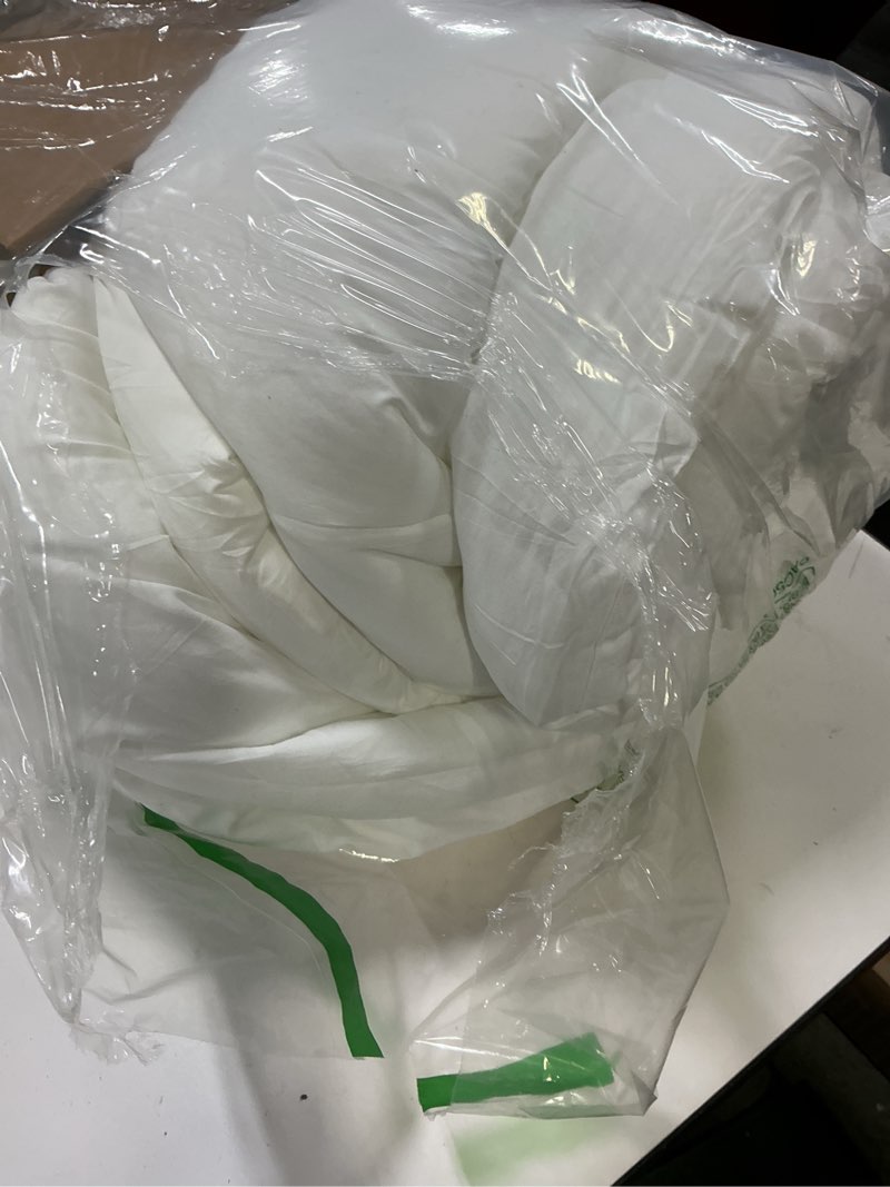 Condition photo showing As Is for Bedsure Comforter Duvet Insert - Quilted Comforters Oversize Queen Size, All Season Duvet, GentleSoft Down Alternative Bedding, with 8 Tabs, Gifts for Women/Men, White, Oversize Queen 98 x 98 Inches Oversize Queen White