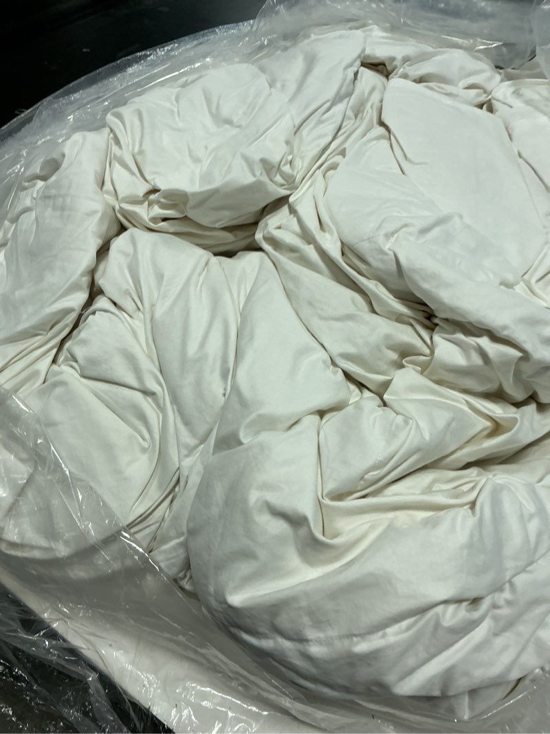 Condition photo showing Good Condition for premium down comforter, king/cal king, down