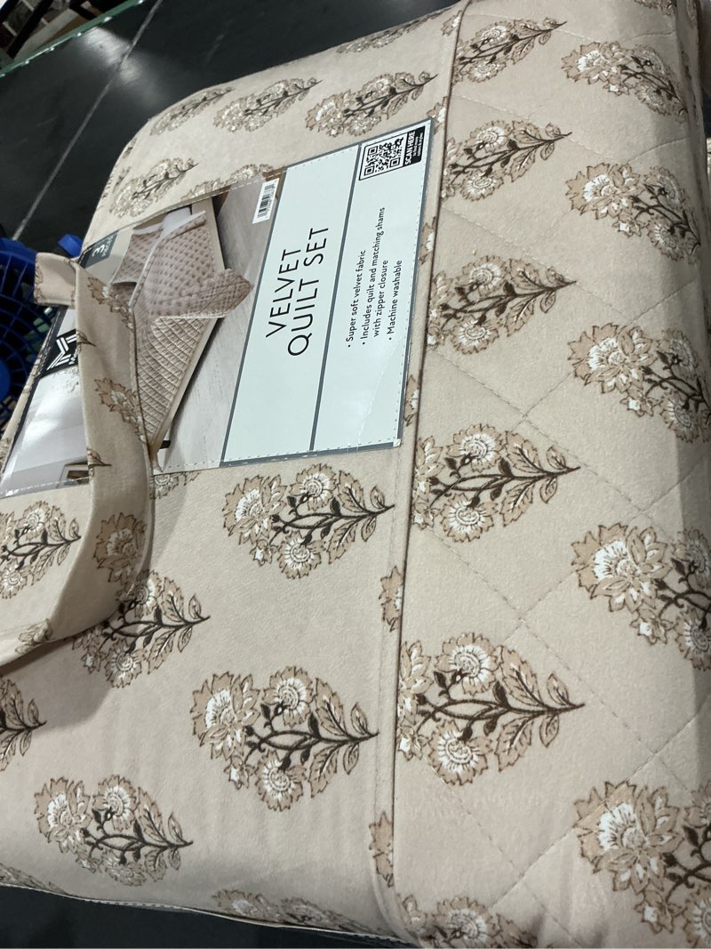 Condition photo showing New/Like New for member's mark 3-piece printed velvet quilt set king