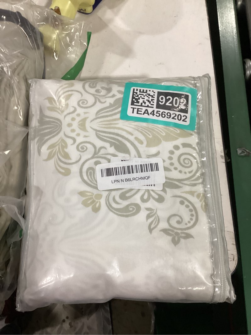 Condition photo showing New/Like New for damask duvet cover queen - 100% cotton duvet cover set queen size, 3 pieces medallion bedding duvet covers with zipper closure & 8 corner ties for all season, white, 90"x90", no comforter white queen