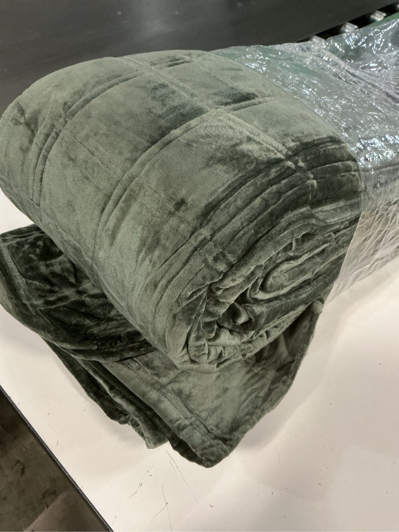 Condition photo showing Good Condition for Fleeco 108'' x 96'' Olive Green Velvet Quilt Set King Size, Luxury Cal King Comforter Velvet Bedding Set, Ultra Soft Bedspread with 2 Matching Shams, for All Season Dark Green King/Cal King (108" x 96")