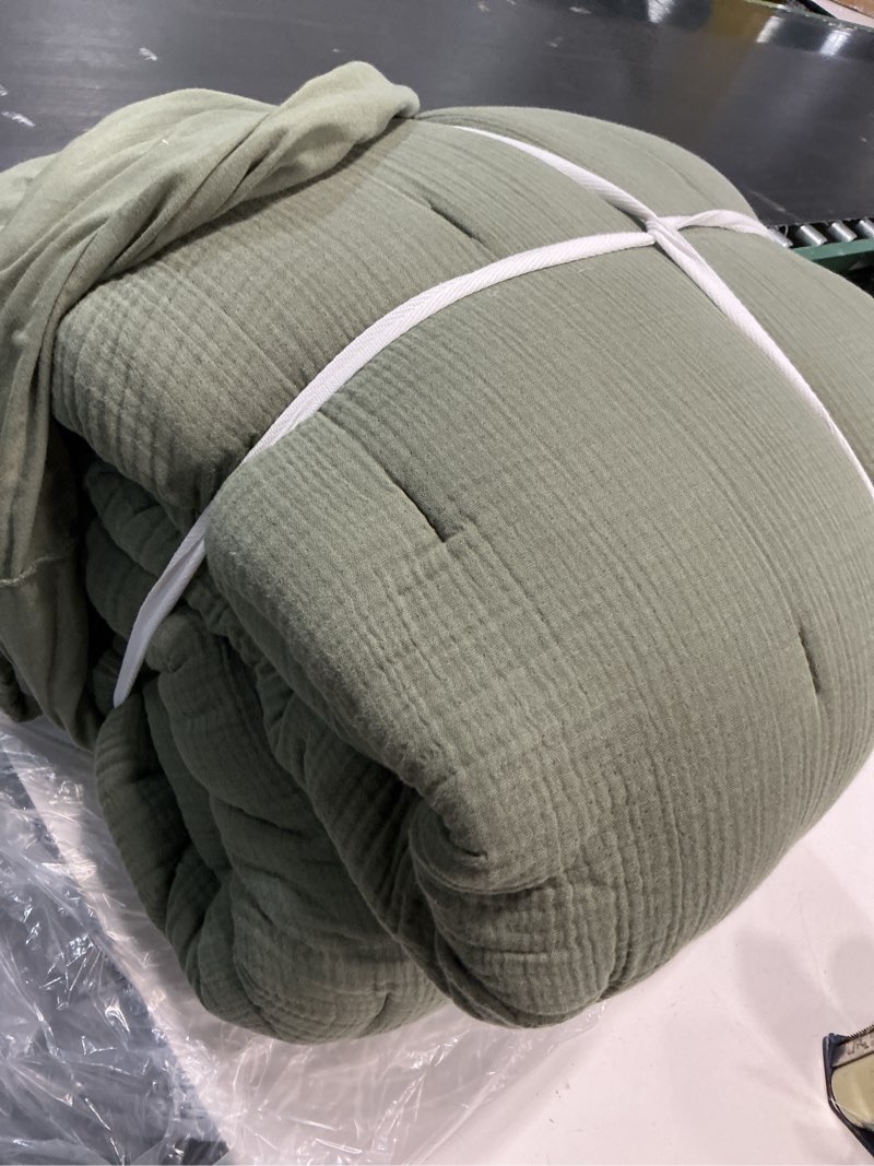 Condition photo showing Good Condition for quince  organic cotton gauze dream quilt color:olive/size king.
