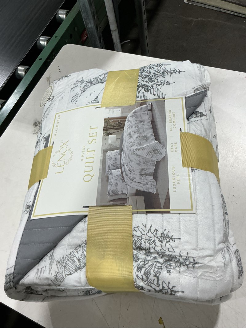 Condition photo showing New/Like New for lenox 3 pieces quilt set full/queen 