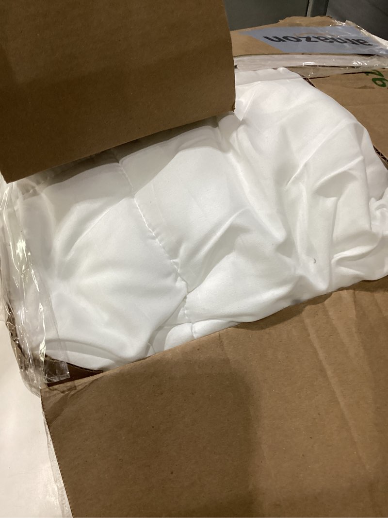 Condition photo showing Good Condition for Amazon Basics White Down Alternative Comforter and Duvet Insert with Corner Tabs, Machine Washable, Full/Queen, All-Season Full/Queen All-Season