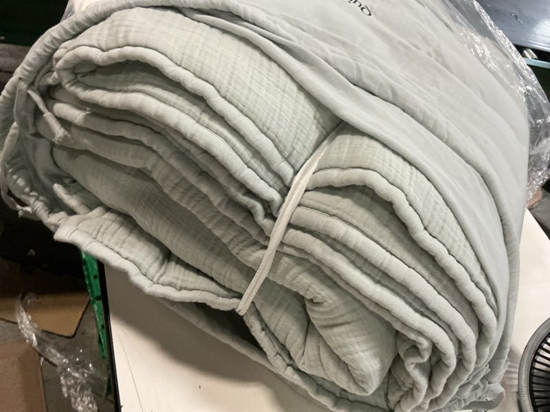 Condition photo showing Good Condition for organic cotton gauze dream quilt color: mist size: full/queen