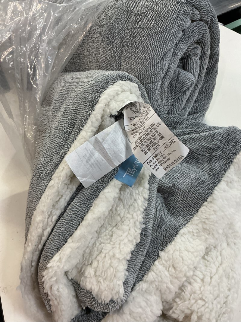 Condition photo showing Good Condition for bedelite sherpa throw blanket for couch - super soft & warm thick faux fur blanket for sofa and room decor, luxury cozy plush fluffy winter blanket gifts for women men mom dad, 88x88inch, light grey light grey twin(60\"x80\")