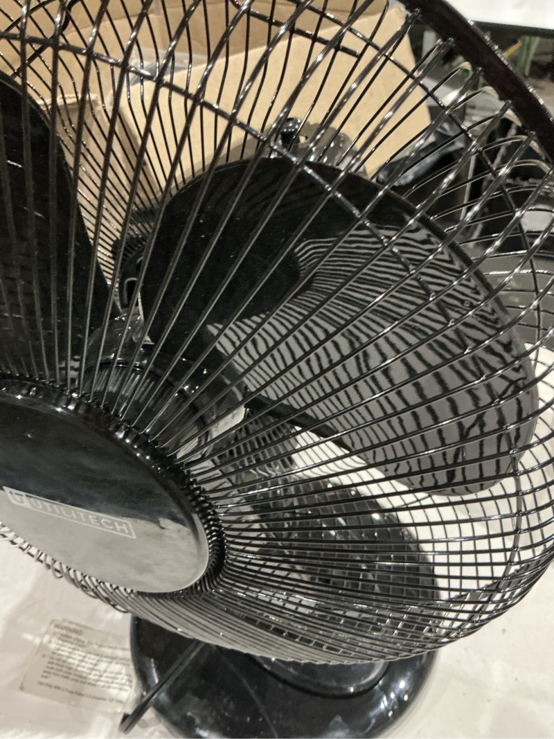 utilitech 12-in indoor oscillating desk fan, in black