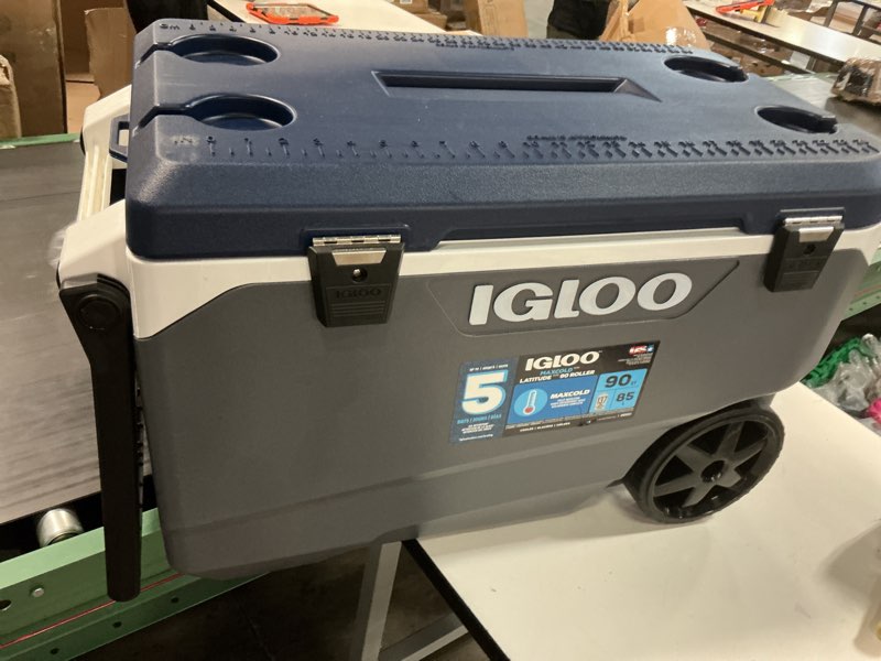 Condition photo showing Good Condition for igloo carb white a-sea blk 90 quart(s) hard insulated wheeled cart cooler