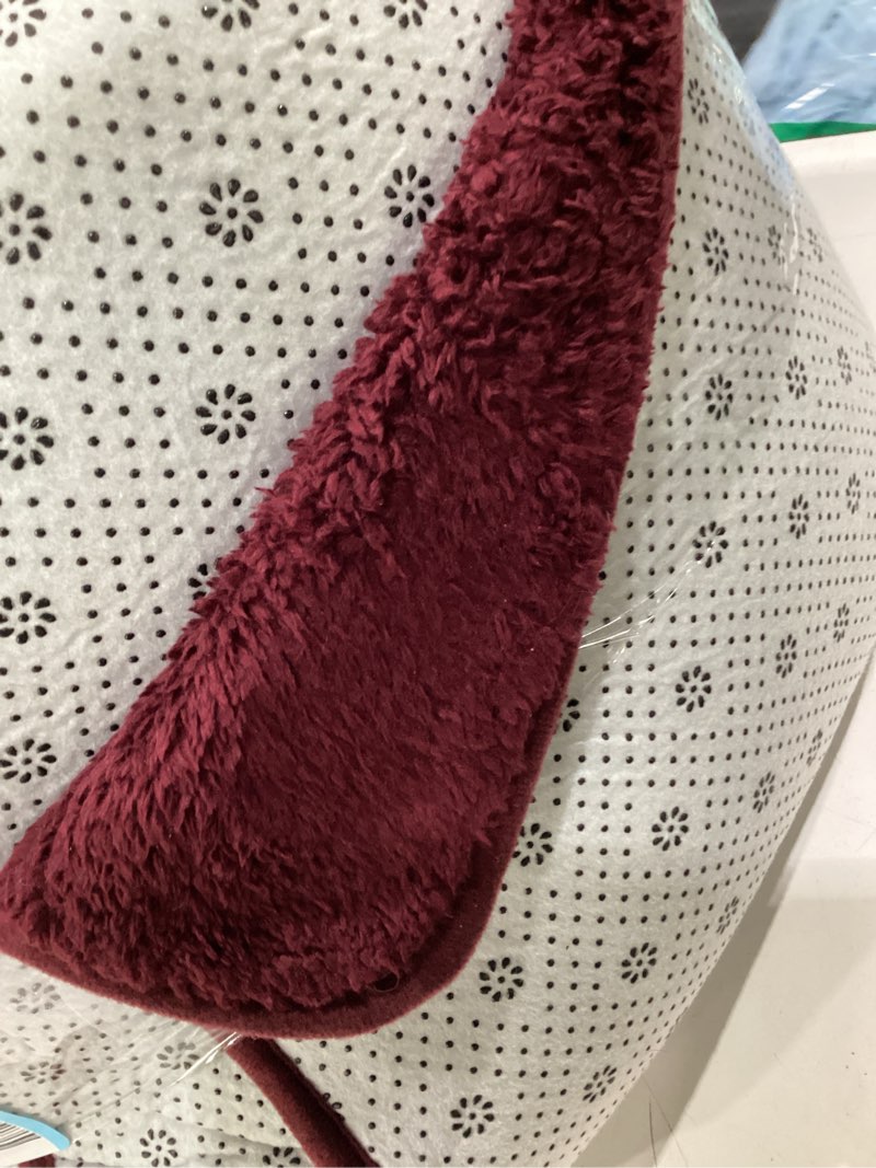 Condition photo showing Good Condition for pettop 7x10 ft burgundy red area rugs for bedroom living room, washable memory foam indoor carpet, modern aesthetic minimalist non slip soft comfy carpet for boys girls dorm home decor 7' x 10' (rectangular) burgundy red