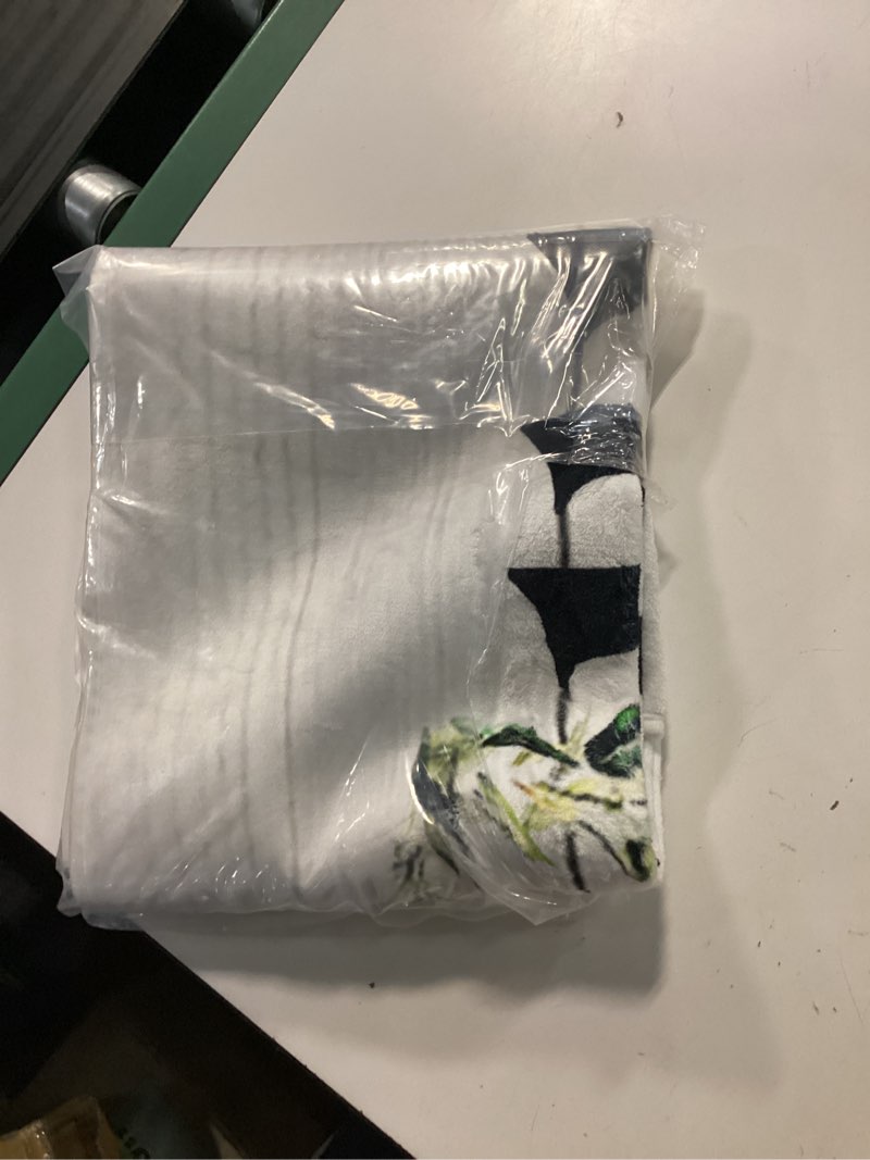 Condition photo showing Good Condition for white floral rug