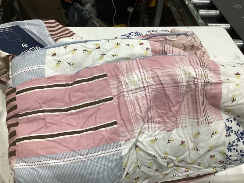 Condition photo showing Good Condition for comforter twin size,  thread count cotton comforter twin,)mix color.