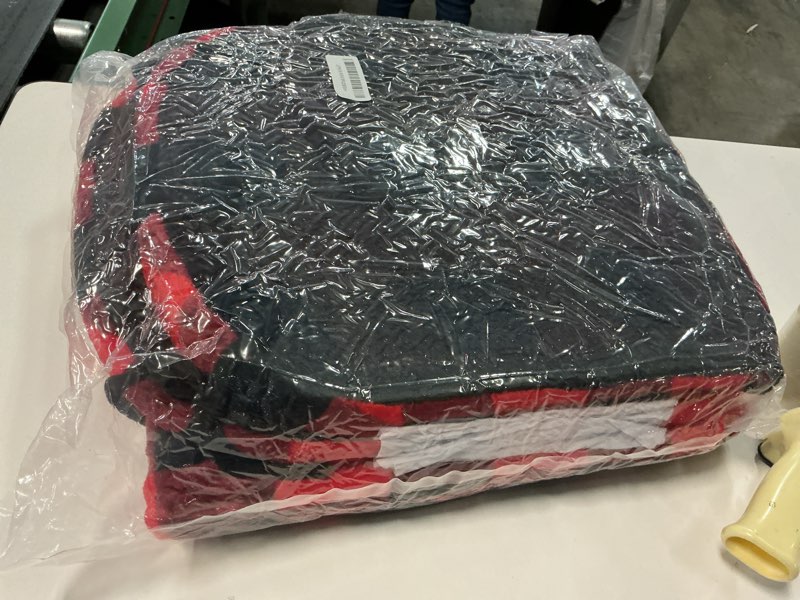 Condition photo showing Good Condition for Youyole Christmas Plaid Chair Cushions Set of 4, 16'' x 16'' Buffalo Checks Seat Cushions with Ties, Red Black Chair Pads, Memory Foam Mat, Washable Covers, for Indoor Kitchen Dining Room Patio Decor