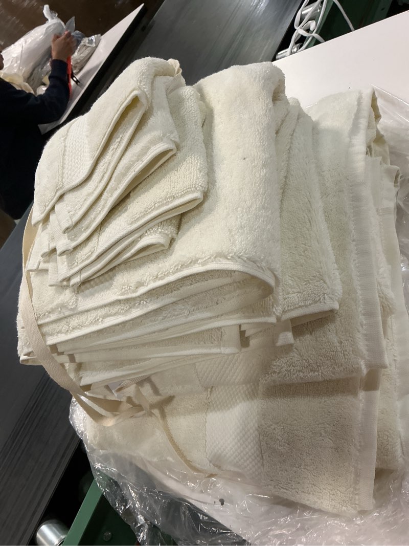 Condition photo showing Good Condition for cotton craft ultra soft 6 piece towel set - 2 large bath towels, 2 hand towels, 2 washcloths - absorbent 580 gsm quick dry everyday luxury hotel bathroom spa gym shower pool - 100% cotton - ivory