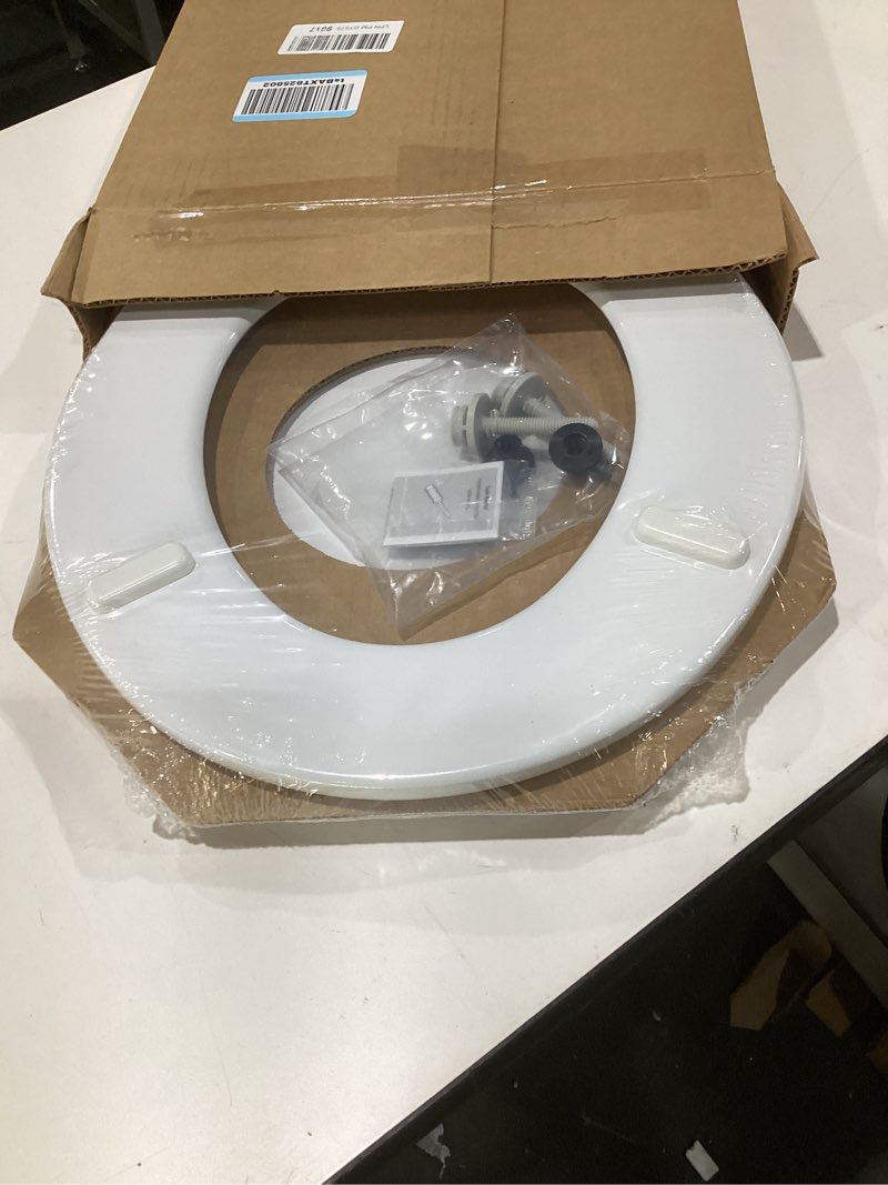 Condition photo showing New/Like New for bemis 500ec 390 toilet seat with easy clean & change hinges, 1 pack round, cotton white round basic