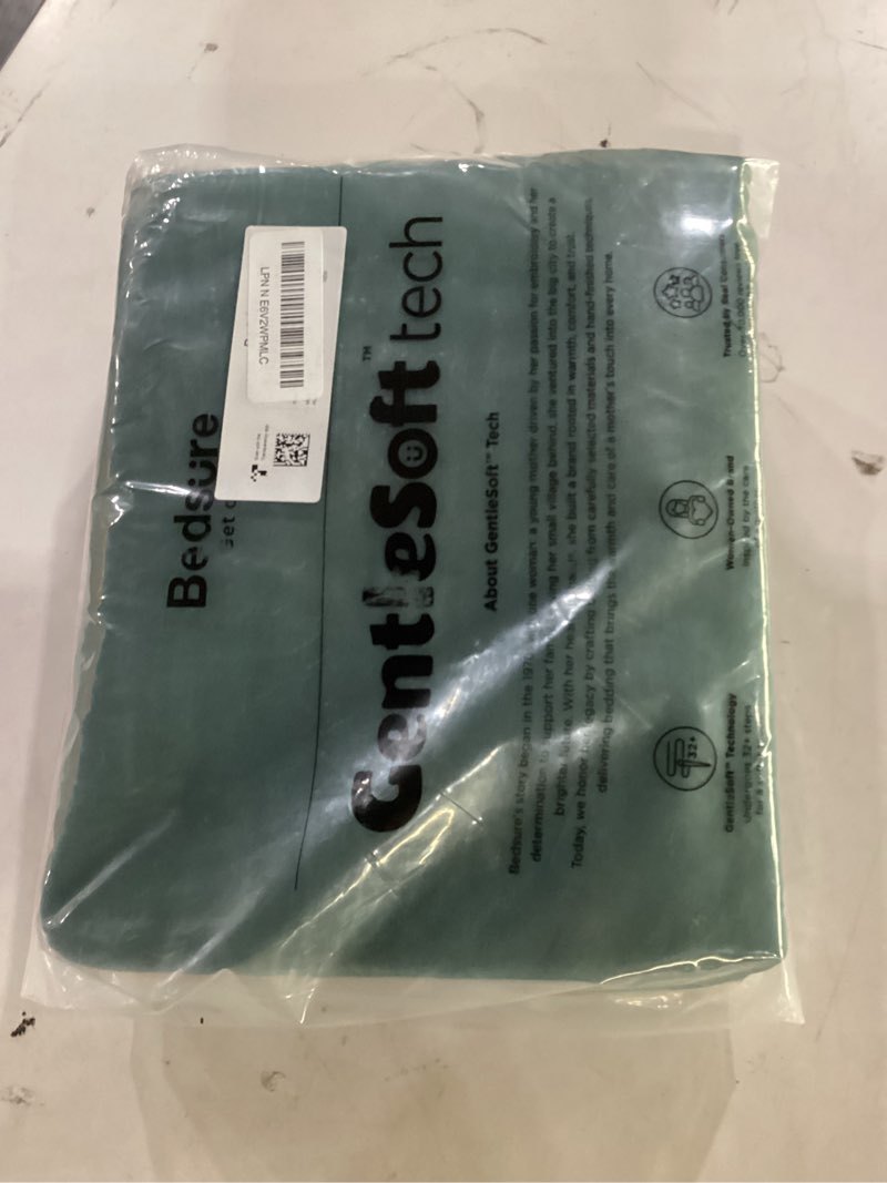 Condition photo showing New/Like New for bedsure forest green duvet cover full size - 3 pieces prewashed extra soft cotton-like polyester bedding set, includes 1 duvet cover 80x90 inches with zipper closure & 2 pillow shams, no comforter 01 - forest green (no comforter) full (80" x 90")