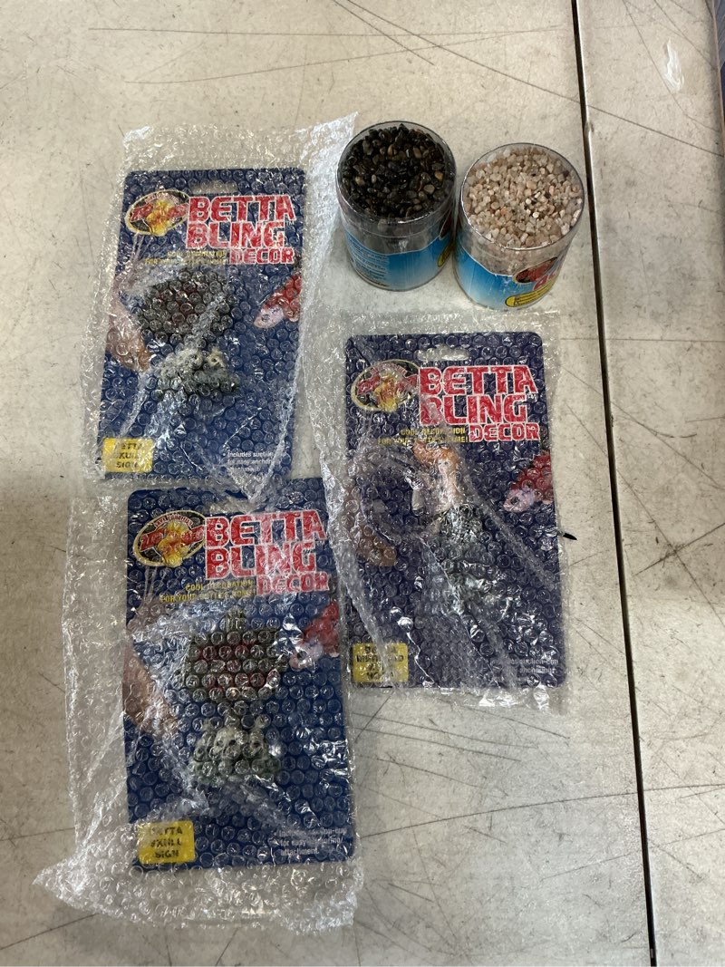 Assortment of small pet items, miscellaneous small, variety of multiple pieces. 5 Pieces. 