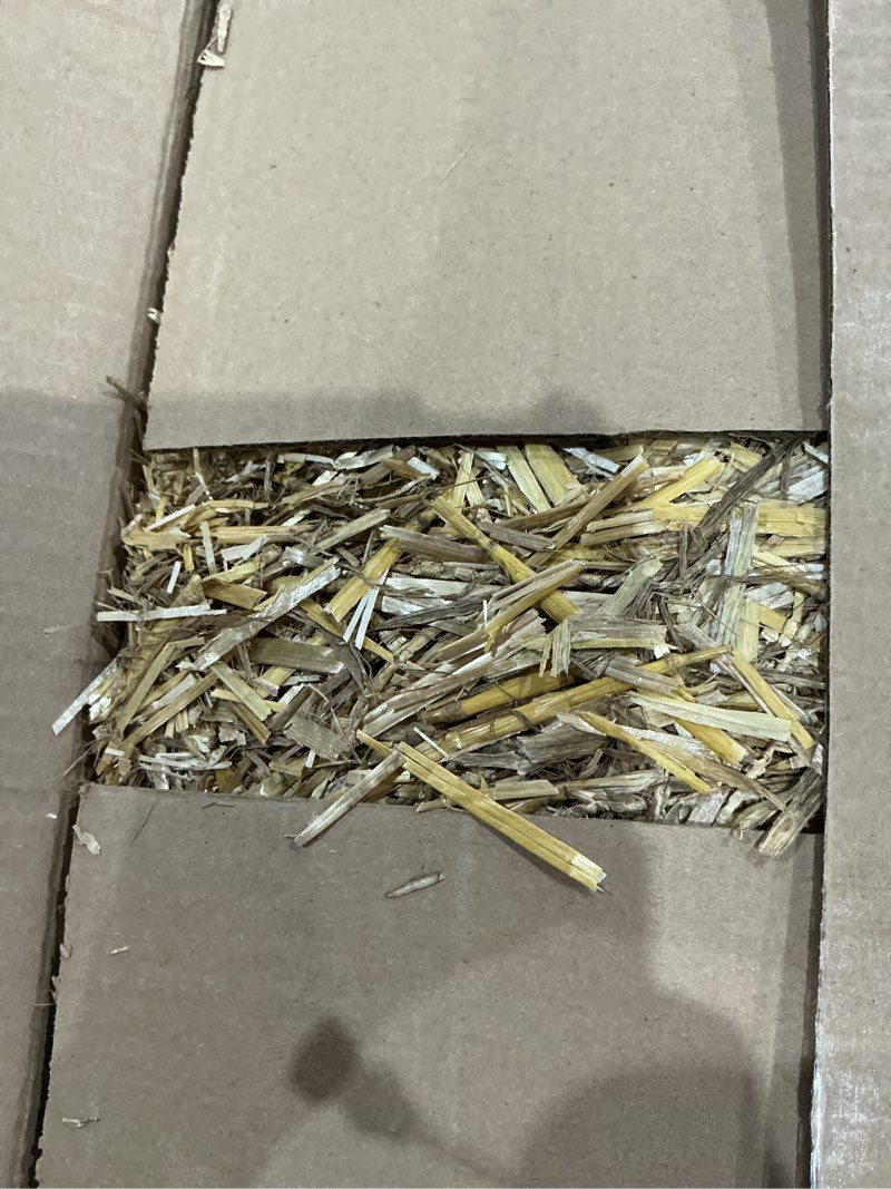 Condition photo showing Good Condition for premium 100% natural straw for animal bedding, garden mulch, compost & fertilizer, and grass cover (4 lbs)