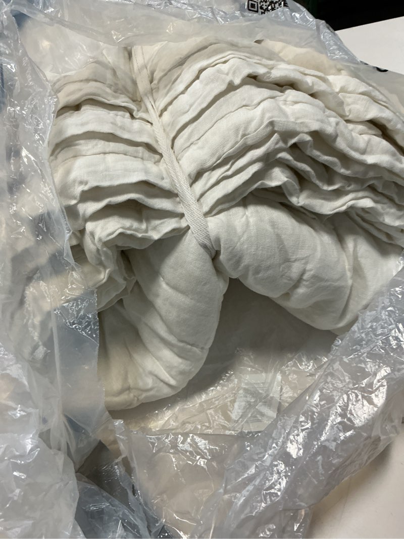 Condition photo showing Good Condition for european linen dream quilt, twin, white