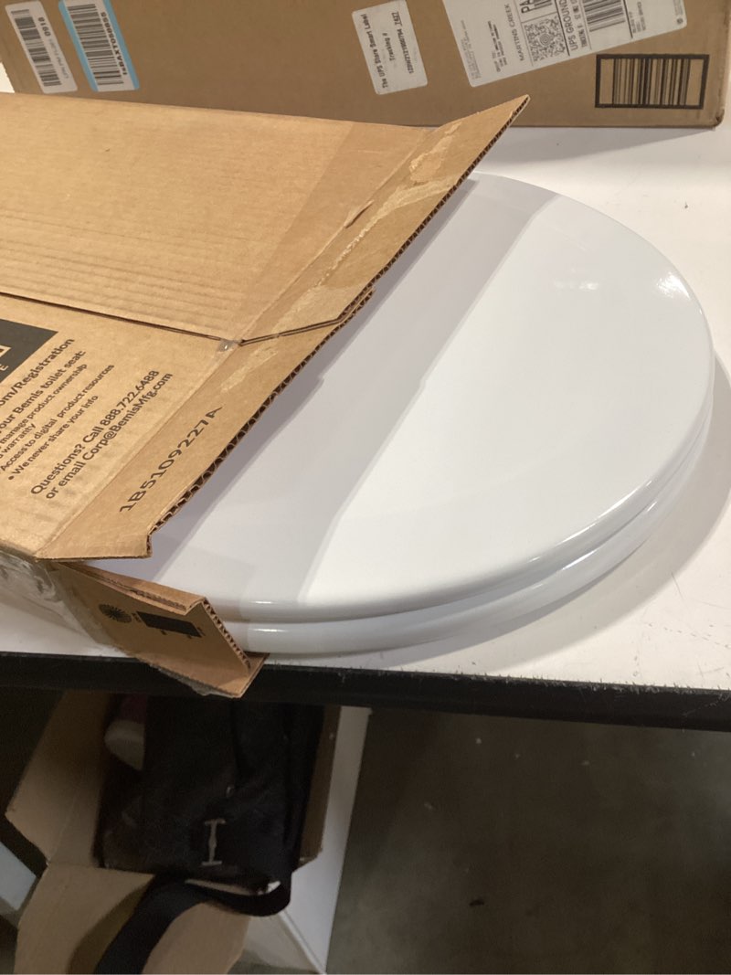 Condition photo showing Good Condition for bemis round enameled wood toilet seat in cotton white with easy•clean hinge