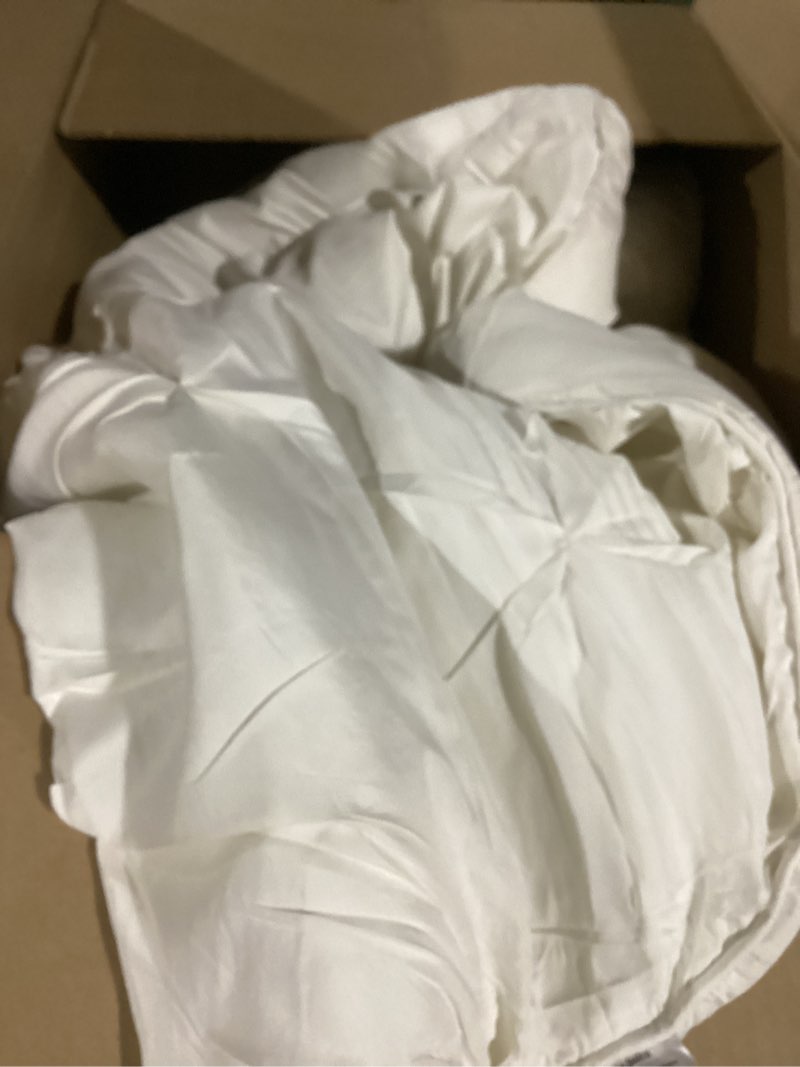 Condition photo showing Good Condition for Utopia Bedding Quilted Fitted Mattress Pad, Queen Size, Elastic Fitted Mattress Topper Protector and Cover with Deep Pocket Stretches up to 16 Inches, Machine Washable (White) White Queen (Pack of 1)