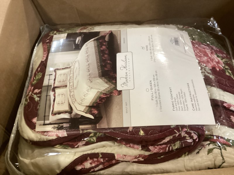 Condition photo showing Good Condition for modern heirloom brooke 3-piece quilt set king  ivory/burgendy