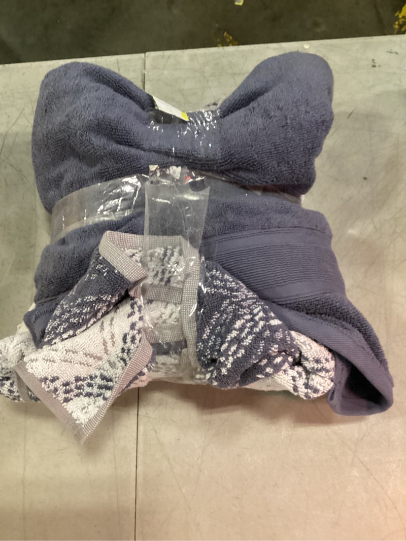 Condition photo showing Good Condition for modern threads 2-piece capri jacquard towel set