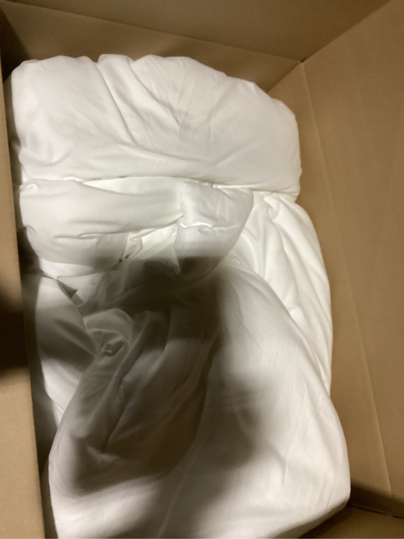 Condition photo showing Good Condition for Litanika White Comforter Set Queen Size, 3 Pieces Lightweight Solid Bedding Comforter Set, All Season Fluffy Bed Set (90x90In Comforter & 2 Pillowcases) Bright White Queen