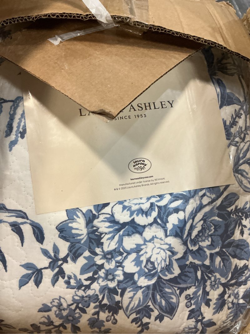 Condition photo showing Good Condition for laura ashley - king quilt set, 100% cotton cover with cotton blend fill, prewashed for softness, reversible floral bedding with matching shams (pink) king bedford delft blue