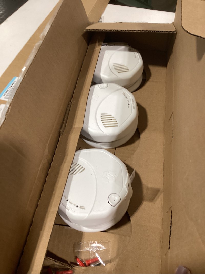 Condition photo showing Good Condition for First Alert SMCO100 Battery-Operated Combination Smoke & Carbon Monoxide Alarm - 3 Pack 3-Pack Precision Detection SMCO100